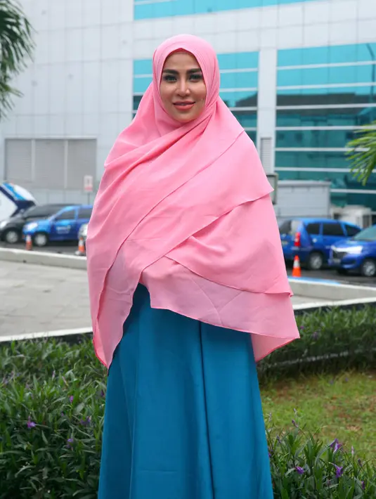 Selama ini, Cinta Penelope sering dikenal berani tampil seksi. Sejak awal tahun ini, perempuan 33 tahun itu memutuskan untuk menutup auratnya. Hal itu lantaran sering mendengar kajian dari ustaz Abdul Somad. (Nurwahyunan/bintang.com)