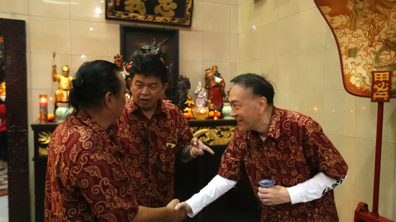 Politisi PDI Perjuangan Sony Kusumo (kanan) menghadiri peringatan hari ulang tahun (HUT) Vihara Amurva Bhumi ke-335 tahun di Jatinegara, Jakarta Timur pada Sabtu (28/10/2023) (Istimewa)