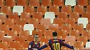 Penyerang Barcelona, Antoine Griezmann berselebrasi dengan rekannya Lionel Messi usai mencetak gol ke gawang Valencia pada pertandingan La Liga Spanyol di stadion Mestalla, Senin (3/5/2021). Barcelona menang tipis atas Valencia 3-2. (AP Photo/Alberto Saiz)