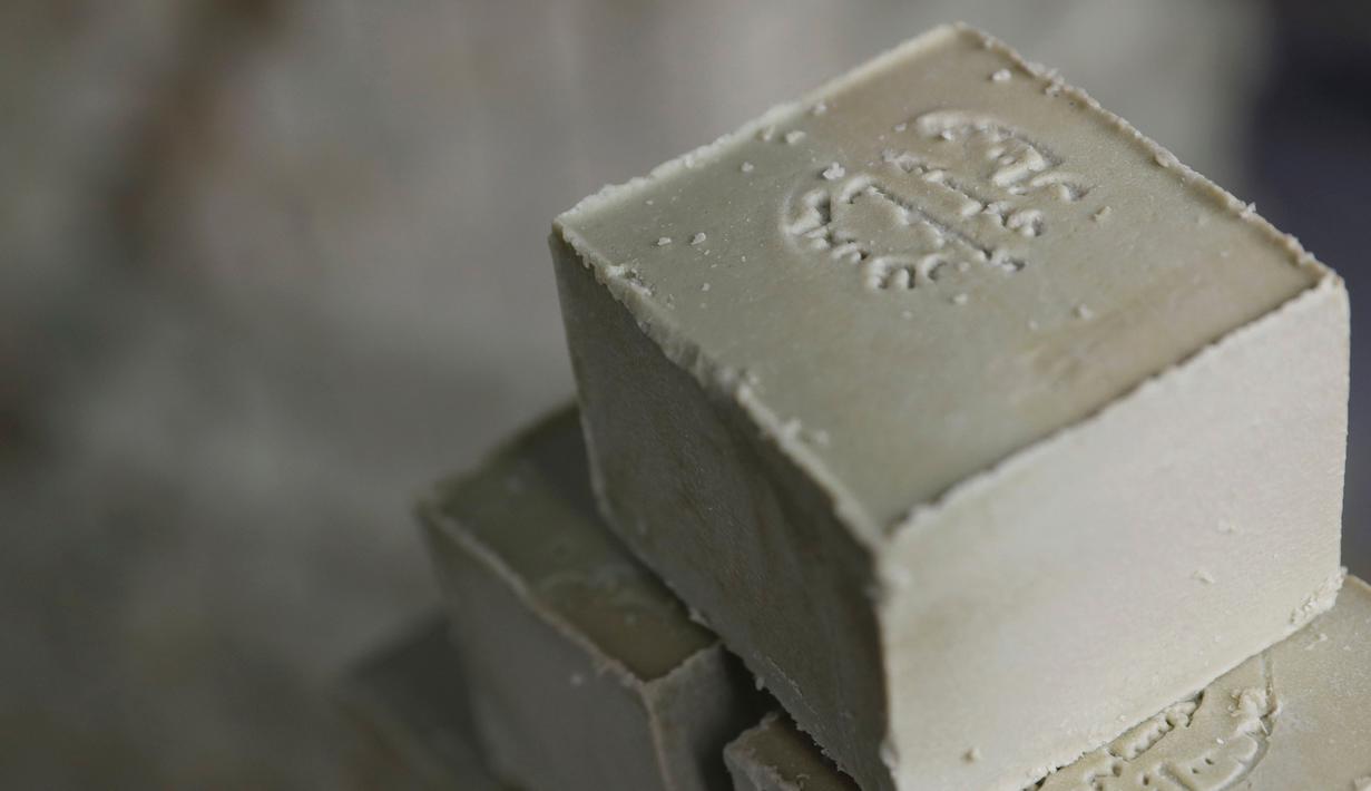 Sabun dari minyak zaitun yang telah dicetak, Paris, Kamis (22/12). Kota Aleppo terkenal dengan sabun zaitun yang berkualitas. (REUTERS / Christian Hartmann)