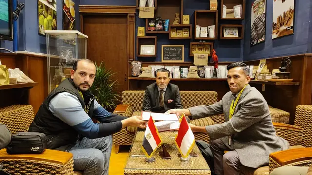 Dubes RI di Kairo Lutfi Rauf (tengah) menyaksikan perjanjian ekspor bubuk kakao Indonesia ke Mesir.
