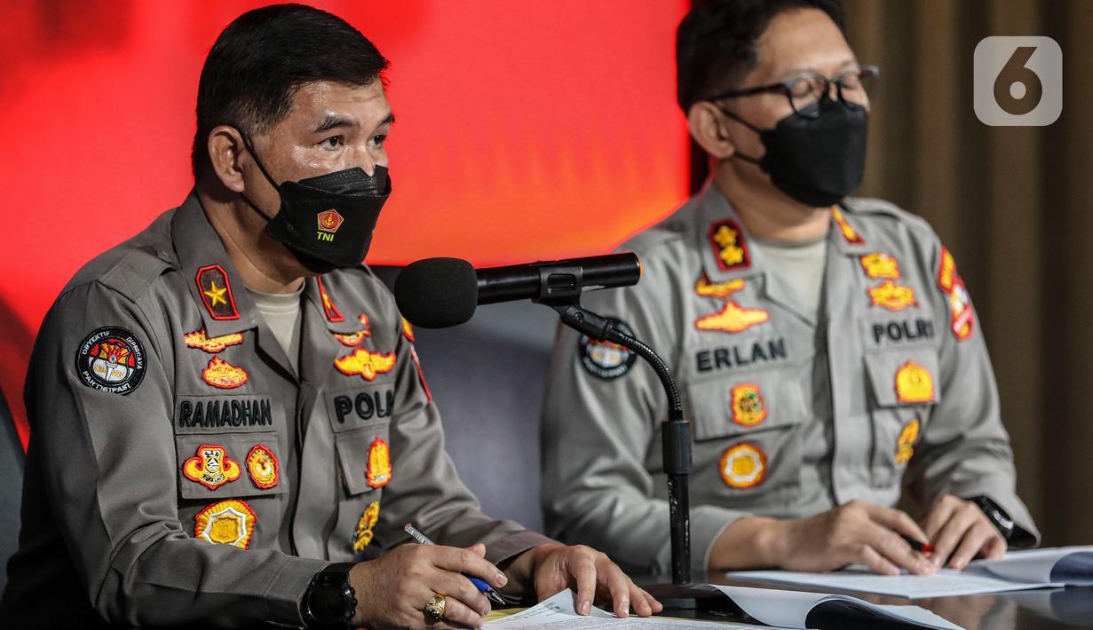 Karo Penmas Polri Brigjen Ahmad Ramadhan memberikan keterangan perkembangan terbaru penyidikan kasus penyelewengan dana kemanusiaan lembaga Aksi Cepat Tanggap (ACT) di Gedung Humas Polri, Jakarta Selatan, Senin (25/7/2022). Polisi menetapkan empat orang sebagai tersangka kasus ACT, dua di antaranya adalah mantan Presiden ACT Ahyudin dan Presiden ACT Ibnu Khajar. (Liputan6.com/JohanTallo)