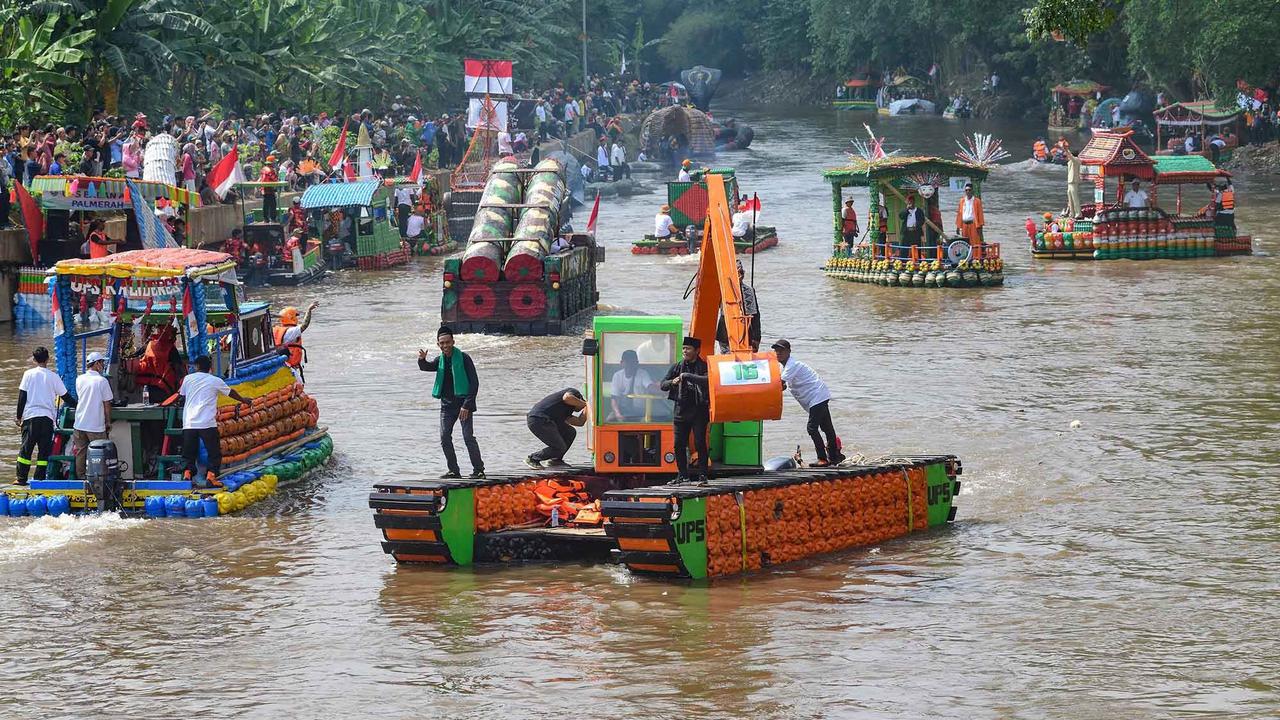 Foto: Seru! Festival Perahu Daur Ulang Hiasi Ciliwung, 43 Perahu Melaju dari Sampah Plastik