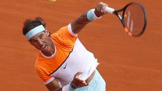 Rafael Nadal melepaskan pukulan keras kontra Novak Djokovic (REUTERS/Jean-Paul Pelissier)