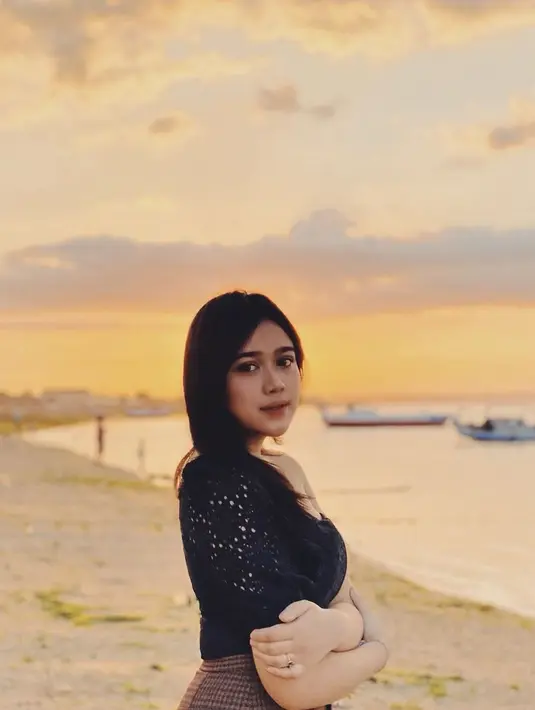 " Album perdana ini, merupakan sebuah mimpi aku. aku pun cukup puas dan ingin berkarya lebih baik lagi dan lebih dicintai seluruh masyarakat Indonesia," ucap Brisia Jodie. (Instagram/brisiajodie96)