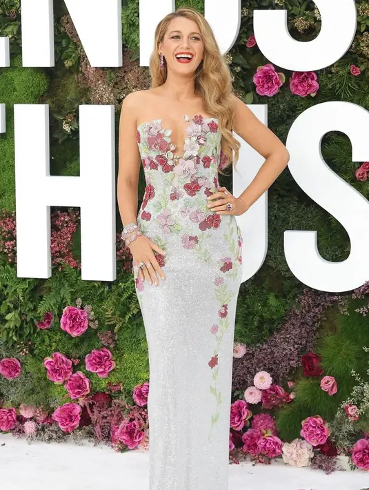 Penampilan berbunga-bunga Blake Lively mengenakan strapless gown penuh kilau dengan detail bordir bunga yang manis. [Foto: Instagram/middleeastjewelry]