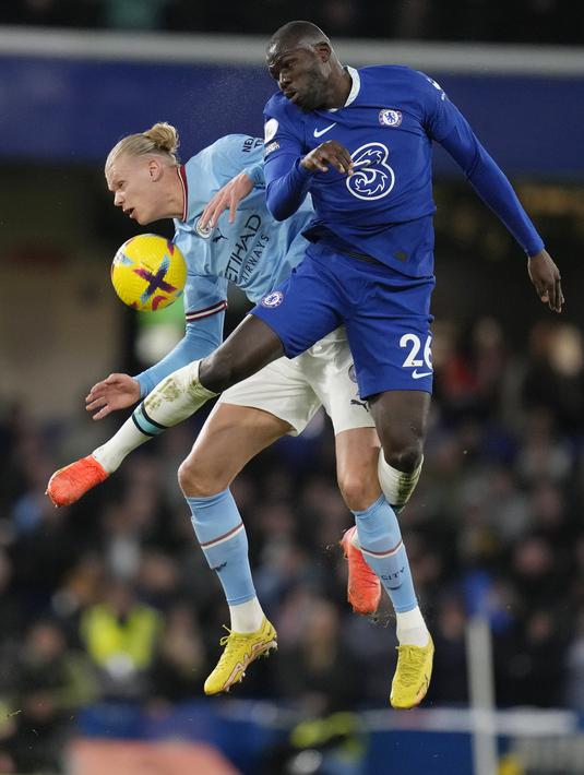 Penyerang Manchester City, Erling Haaland dan bek Chelsea Kalidou Koulibaly berebut bola pada matchday ke-18 Liga Inggris di Stadion Stamford Bridge, Jumat (6/1/2023) dini hari WIB. Hasil ini membuat Man City memangkas jarak dengan Arsenal di papan klasemen sementara Liga Inggris. (AP Photo/Kirsty Wigglesworth)