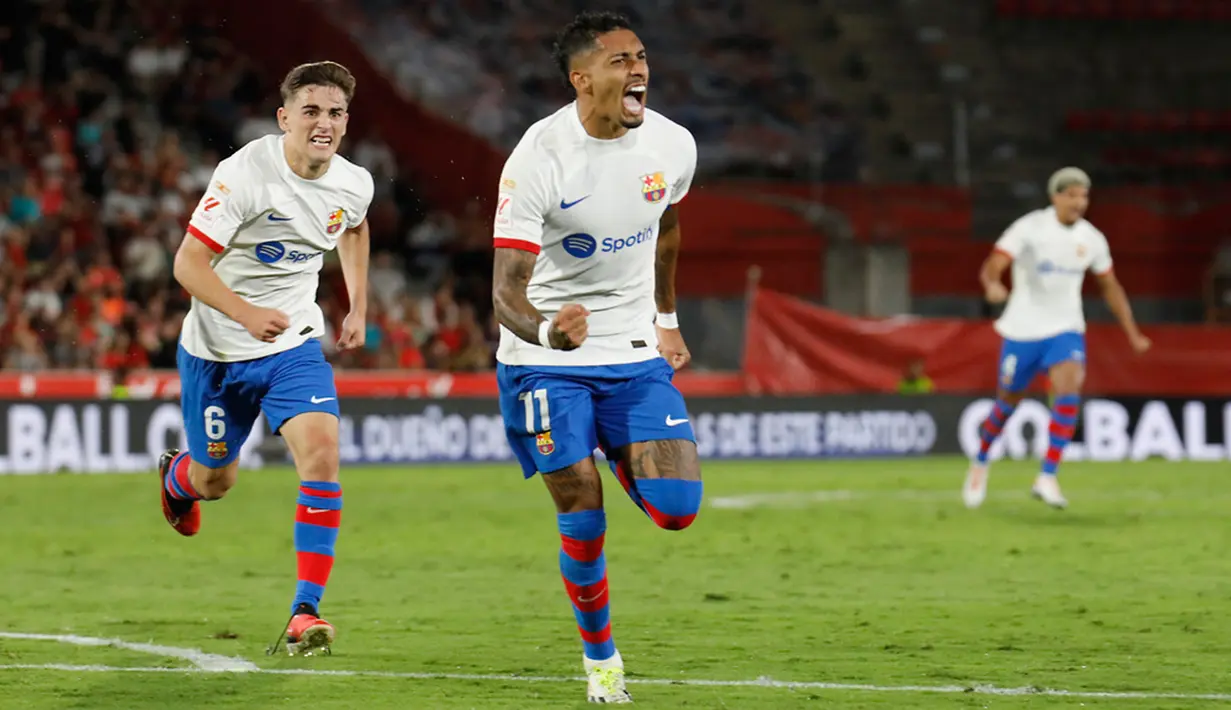 Barcelona harus menunggu cukup lama untuk gol balasan. Tendangan kaki kiri Raphinha gagal diantisipasi kiper Mallorca di menit ke-41 sehingga membuat skor jadi 1-1. (AP Photo/Francisco Ubilla)