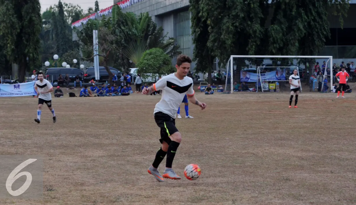 Mantan Pemain Tim Nasional Syamsir Alam (tengah) saat pertandingan persahabatan antara Tim Fraksi PAN DPR dan Tim Selebritis dalam rangka memeriahkan HUT PAN ke-17, Jakarta, Sabtu (22/8/2015). (Liputan6.com/Andrian M Tunay)