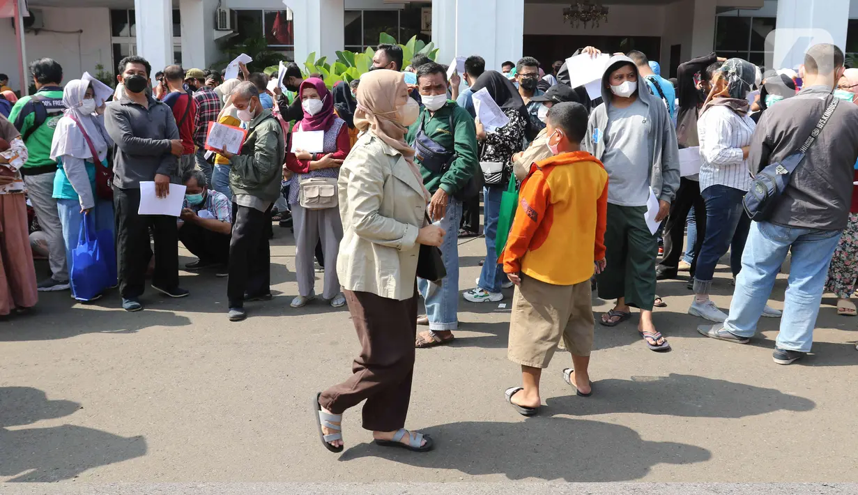<p>Warga antre menunggu giliran mendaftar mudik gratis Lebaran 2022 di Gedung Balai Pertemuan Metro Jaya (BPMJ), Jakarta Selatan, Sabtu (23/4/2022). Polda Metro Jaya membuka program mudik gratis Lebaran 2022 dengan kuota yang disediakan mencapai 20 ribu orang untuk keberangkatan tanggal 26, 27 dan 29 April 2022. (Liputan6.com/Herman Zakharia)</p>