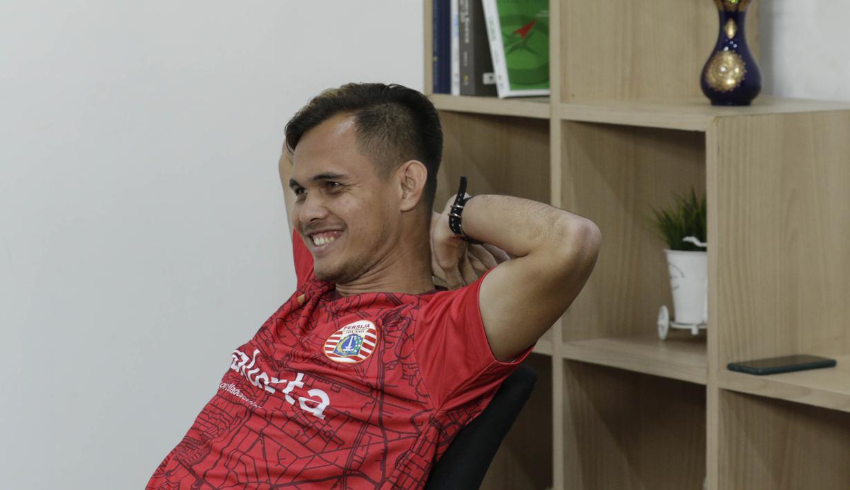 Pemain Persija Jakarta, Rezaldi Hehanussa, saat bermain FIFA 20 di Kantor KLY, Gondangdia, Jumat (26/6/2020). Andritany berhasil menjadi juara BOLA Esports Challenge setelah mengalahkan Rizky Darmawan dengan skor 8-0. (Bola.com/M Iqbal Ichsan)