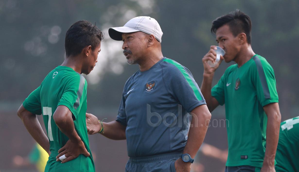 Pelatih  Timnas Indonesia U-16, Fachri Husaini memberikan arahan kepada anak asuhnya saat melawan Timnas Pelajar U-15 pada laga uji coba di Stadion Atang Sutesna, Cijantung, Rabu (17/5/2017). Timnas U-16 menang 5-1. (Bola.com/Nicklas Hanoatubun)