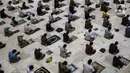 Umat muslim melaksanakan salat tarawih di Masjid Istiqlal, Jakarta, Senin (12/4/2021). Pemerintah menetapkan awal puasa atau 1 Ramadan 1442 H jatuh pada 13 April 2021 berdasarkan keputusan bulat dari berbagai ormas Islam hingga ahli astronomi dalam Sidang Isbat. (Liputan6.com/Johan Tallo)