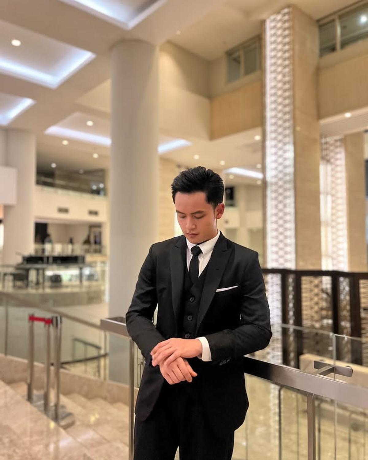 Bukan dengan Lyodra, 7 Potret Randy Martin Kondangan Bareng Sosok Tersayang Ini - Tampil Formal Pakai Setelan Jas