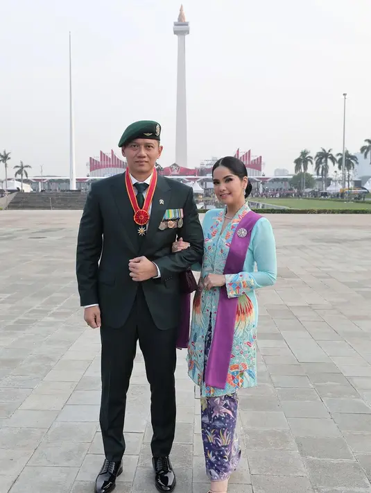 Annisa Pohan tampil elegan dengan vibes vibrant kenakan kebaya encim biru muda. Dipadu dengan kain Batik biru navy dan selendang bahu ungu [@annisayudhoyono]