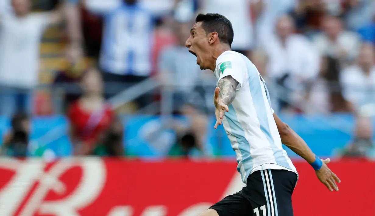 Gelandang Argentina, Angel Di Maria berselebrasi usai mencetak gol ke gawang Prancis pada babak 16 besar Piala Dunia di Kazan Arena di Kazan, Rusia, (30/6). Prancis menang tipis 4-3 atas Argentina. (AP Photo/David Vincent)