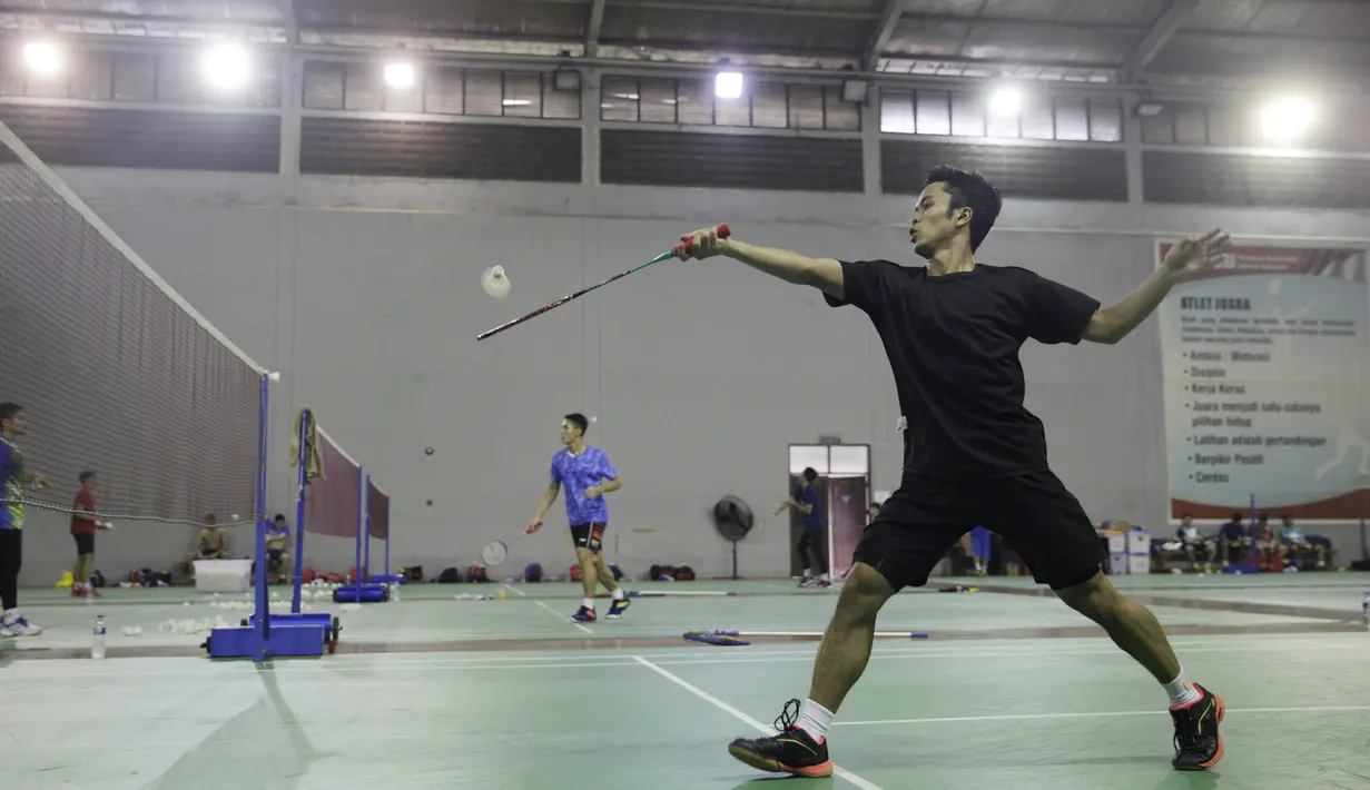 Tunggal putra Indonesia, Anthony Ginting, berusaha mengembalikan kok saat latihan di Pelatnas PBSI Cipayung, Jakarta, Selasa (9/7). Latihan ini persiapan jelang Indonesia Open 2019. (Bola.com/Vitalis Yogi Trisna)