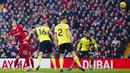 Pemain Liverpool, Darwin Nunez (kiri) menyundul bola untuk mencetak gol ke gawang Burnley pada laga lanjutan Liga Inggris 2023/2024 di Anfield, Liverpool, Inggris, Sabtu (10/02/2024). (AP Photo/Jon Super)