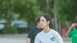 Diketahui, Anya Geraldine akan berpartisipasi dalam ajang event games. Nantinya, Anya akan bergabung dengan tim KUY Entertainment untuk melawan tim AHHA milik Atta Halilintar dengan Aurel Hermansyah dalam pertandingan voli pantai. (Liputan6.com/IG/@anyageraldine)