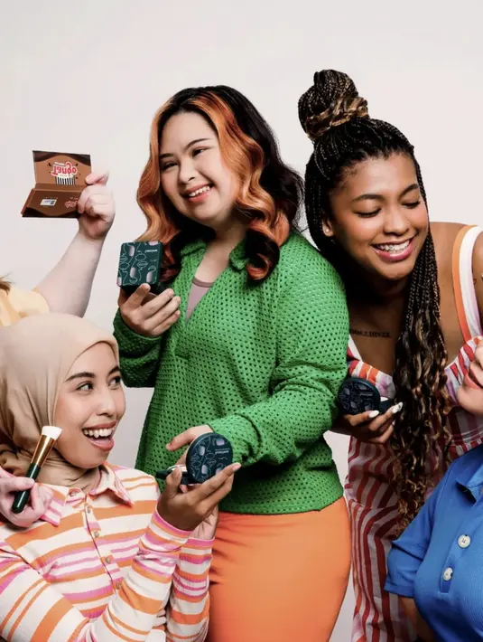 Pada kesempatan lain, Luxcrime juga menjadi salah satu brand kecantikan yang menggandeng Namira Zania. Ia tampil begitu beda dalam look yang cheerful.  [Foto: Instagram/ Namira Zania]