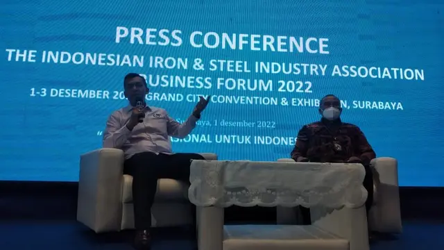 Chairman The Indonesian Iron and Steel Industry Association (IISIA) Silmy Karim (Kiri, kemeja Putih)
