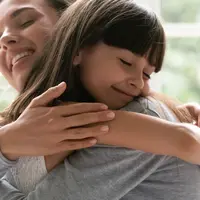 Saat anak bertengkar dengan saudara, tenangkanlah agar emosi anak mereda/copyright shutterstock/fizkes
