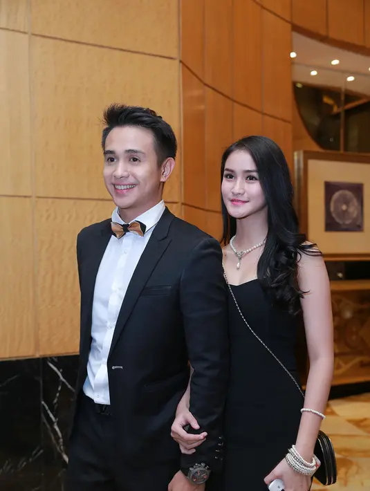 Tampil kompak dengan sang kekasih, Ajun Perwira dan Nadya Fricella memilih tema hitam sebagai busana untuk menghadiri resepsi pernikaha Glenn Alinskie dan Chelsea Olivia  di Hotel Mulia, Jakarta Pusat, Sabtu (3/10/2015). (Galih W. Satria/Bintang.com)