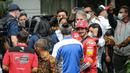 Pembalap Ducati Lenovo Team, Francesco Bagnaia terlihat diwawancarai reprter TV usai parade pembalap MotoGP, Moto2, Moto3, ATC, dan klub motor dari Istana Merdeka hingga Hotel Kempinski di Bundaran HI Jakarta Pusat, Rabu (16/03/2022). (Bola.com/Bagaskara Lazuardi)