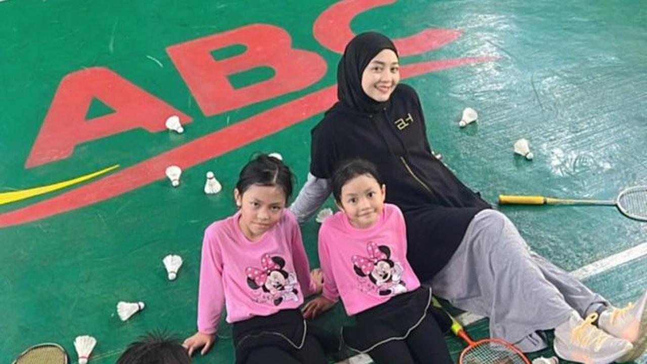 Potret kebersamaan Nuri bersama anak-anaknya saat main badminton.<br>