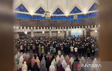 Ratusan Umat Islam Tunaikan Tarawih Perdana di Masjid Negara Kuala Lumpur dengan Khusyuk