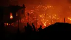 Warga berusaha memadamkan api dengan air saat kebakaran di lingkungan Educandos, di Manaus, Brasil (17/12). Para pihak berwenang mengatakan setidaknya 600 rumah kayu hanggus terbakar. (AP Photo/Edmar Barros)