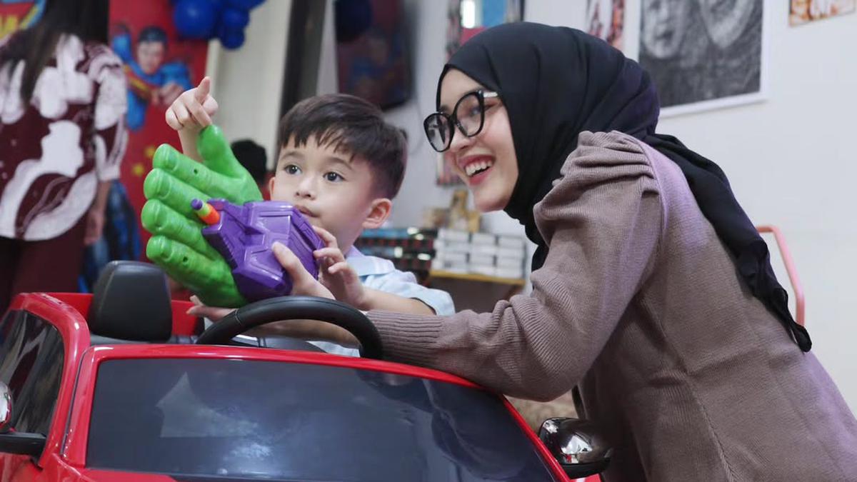 Potret Hangat Putri Delina dan Sule Rayakan Ultah Adzam, Penuh Senyum Kebahagiaan