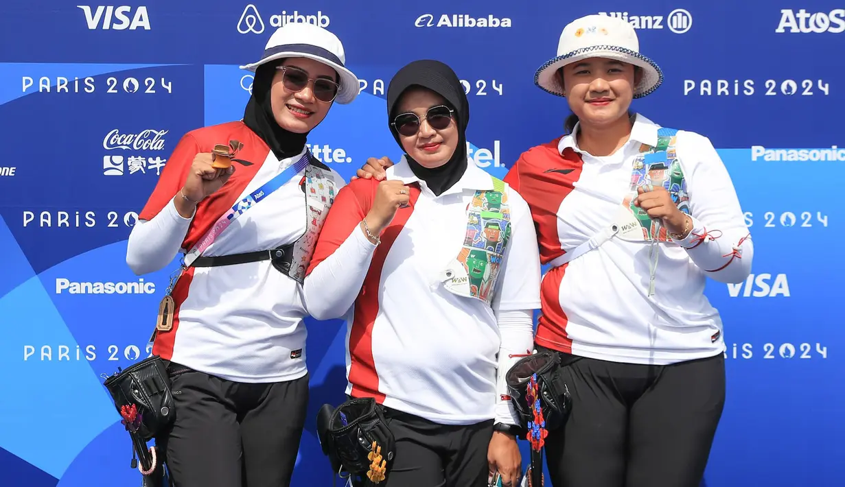 Tim panahan beregu putri Indonesia tersingkir di perempatfinal Olimpiade Paris 2024 setelah takluk 1-5 dari tim unggulan kedua, China di Invalides Arena, Paris, Minggu (28/7/2024). Diananda Choirunisa mampu memberikan perlawanan di gim pertama dengan bermain sama kuat 1-1 meskipun sejatinya berpeluang unggul 2-0. Pada gim kedua dan ketiga tim Indonesia gagal membendung China yang lebih merata dari segi kemampuan individu para pemainnya. (Dok. NOC Indonesia/Naif Muhammad Al'as)