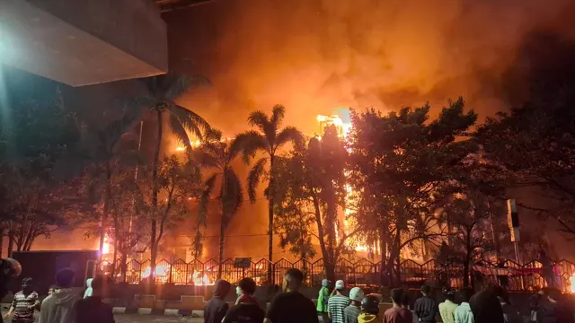 Kericuhan terjadi di depan Kantor DPRD Kota Makassar, Jalan AP Pettarani, Kota Makassar Sulawesi Selatan, pada Jumat (29/8/2025) malam, semakin meluas. Imbasnya gedung para anggota tersebut terbakar.