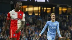Gelandang Manchester City, Cole Palmer (kanan) merrayakan gol yang dicetaknya ke gawang Wycombe Wanderers pada babak ketiga Piala Liga Inggris di Etihad Stadium, Rabu (22/9/2021) dini hari WIB. Manchester City menang telak 6-1 saat menjamu klub divisi tiga Wycombe Wanderers. (AP Photo/Dave Thompson)