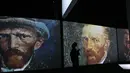 Seorang pengunjung wanita melihat-lihat lukisan Vincent van Gogh versi digital di Dubai, Uni Emirat Arab, Minggu (11/3). Pameran ini bertema Van Gogh Alive. (AP Photo/Kamran Jebreili)