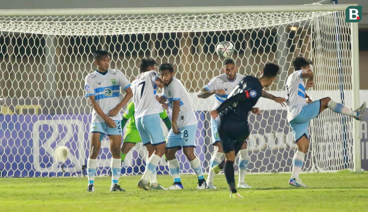 Pemain Arema FC, Muhammad Rafli mencetak gol ketiga timnya gawang Persela Lamongan dalam laga pekan ke-6 BRI Liga 1 2021/2022 di Stadion Madya, Jakarta, Minggu (3/9/2021). (Bola.com/M Iqbal Ichsan)