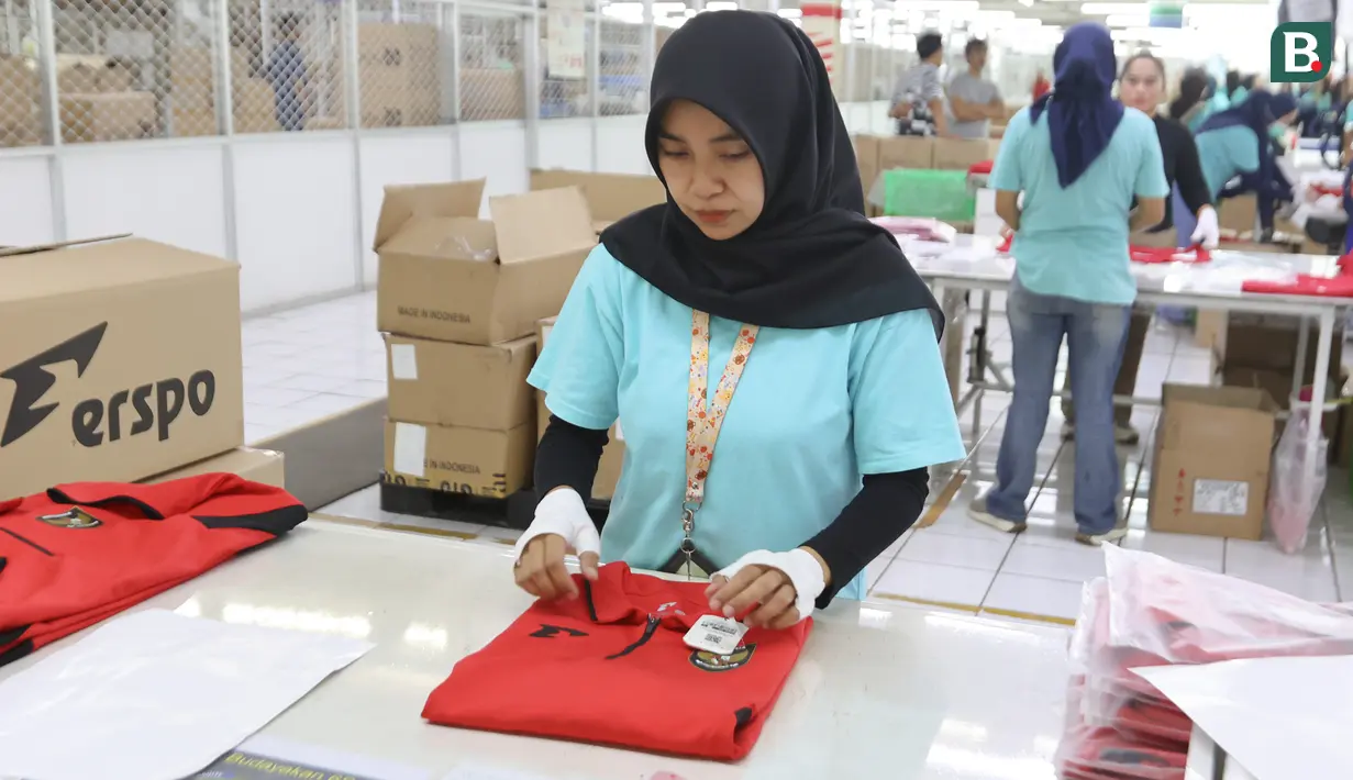 Para pekerja sedang memproduksi jersey Timnas Indonesia di pabrik yang berada daerah Bandung, Jawa Barat pada Rabu (12/2/2025). (Bola.com/Abdul Aziz)
