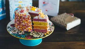 Tips Bikin Kue Ulang Tahun dari Roti Tawar, Solusi Praktis Tanpa Oven