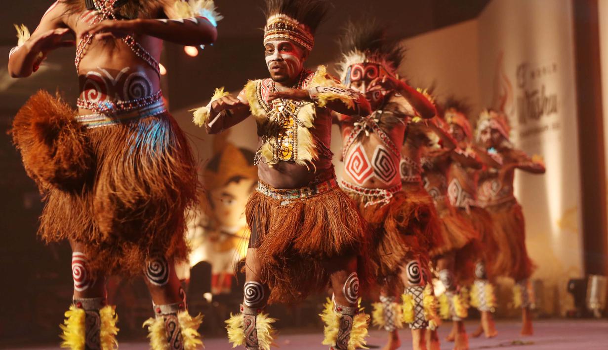 Para penari menampilkan tarian daerah Papua pada Pembukaan Kejuaraan Dunia Wushu 2015 di JCC, Senayan, Jakarta, Jumat(13/11/2015). (Bola.com/Nicklas Hanoatubun)