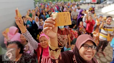 Warga menunjukkan kupon minyak goreng murah pada acara Bazar Rakyat di Rusun Marunda, Jakarta Utara, Kamis (30/6).Sepanjang tahun 2016 Sinar Mas telah menyalurkan sekitar 310 ribu liter minyak goreng kemasan. (Liputan6.com/Angga Yuniar)