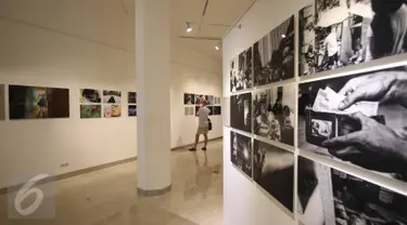 Pengunjung mengamati karya yang dipajang dalam pameran fotografi Permata PhotoJournalist Grant (PPG) 2016 Angkatan VI di Erasmus Huis, Jakarta, Jumat (24/3). Pameran tersebut menggambil tema Trust. (Liputan6.com/Immanuel Antonius)