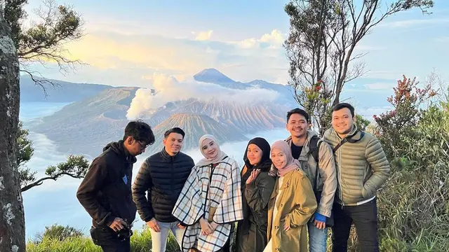 Zaskia Sungkar Liburan di Bromo