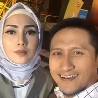 Keinginan Arie Untung agar sang istri, Fenita Arie mengenakan hijab akhirnya terwujud.Fenita juga dikabarkan mundur sebagai presenter sebuah infotainment yang telah dijalaninya selama delapan tahun.