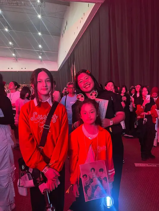 Potret Amel, Elea dan Sheva di dalam hall. Konser Enhypen bertajuk Enhypen World Tour FATE+ In Jakarta ini digelar di Hall 1-2 ICE BSD City, Tangerang. Bertemu idola di konser perdananya di Indonesia, ketiga anak Ussy ini tampak bahagia. Amel, Elea, dan Sheva tak lupa membawa barang Kpop seperti bando, lightstick dan tentunya hand banner yang sudah diberikan oleh panitia. (Liputan6.com/IG/@ussypratama)