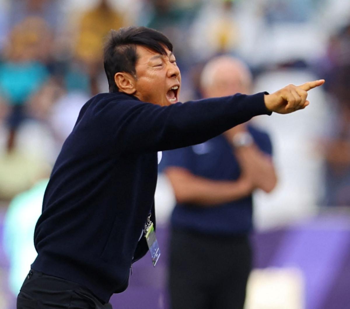 Pelatih Shin Tae-yong sempat mencoba mengubah situasi dengan memasukkan Witan Sulaeman sebagai pengganti Asnawi Mangkualam, namun perubahan itu tidak memberikan dampak signifikan.<br>(Foto REUTERS / Ibraheem Al Omari)<br>