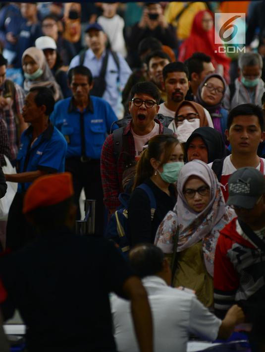 Sejumlah calon penumpang kereta api mengantre memasuki Stasiun Gambir, Jakarta, JumaKt (31/5/2019). H-5 Lebaran, pemudik mulai memadati Stasiun Gambirdimana Lonjakan penumpang kereta api tujuan berbagai kota di Pulau Jawa diprediksi terjadi pada 31 Mei dan 1 Juni 2019. (merdeka.com/Imam Buhori)