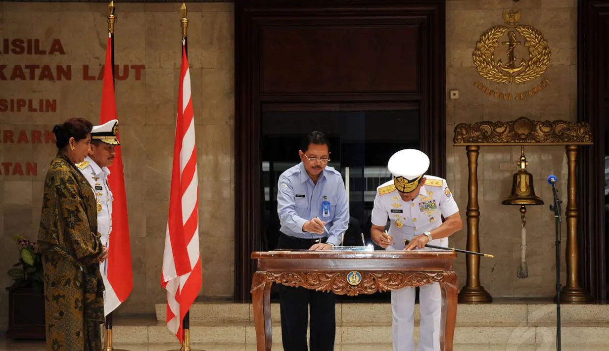 Menteri Kelautan dan Perikanan (KKP), Susi Pudjiastuti bersama Kasal, Laksamana TNI Marsetio menyaksikan penandanganan nota kerjasama KKP dan TNI AL di Mabes TNI, Cilangkap, Jakarta (1/12/2014). (Liputan6.com/Helmi Fithriansyah)
