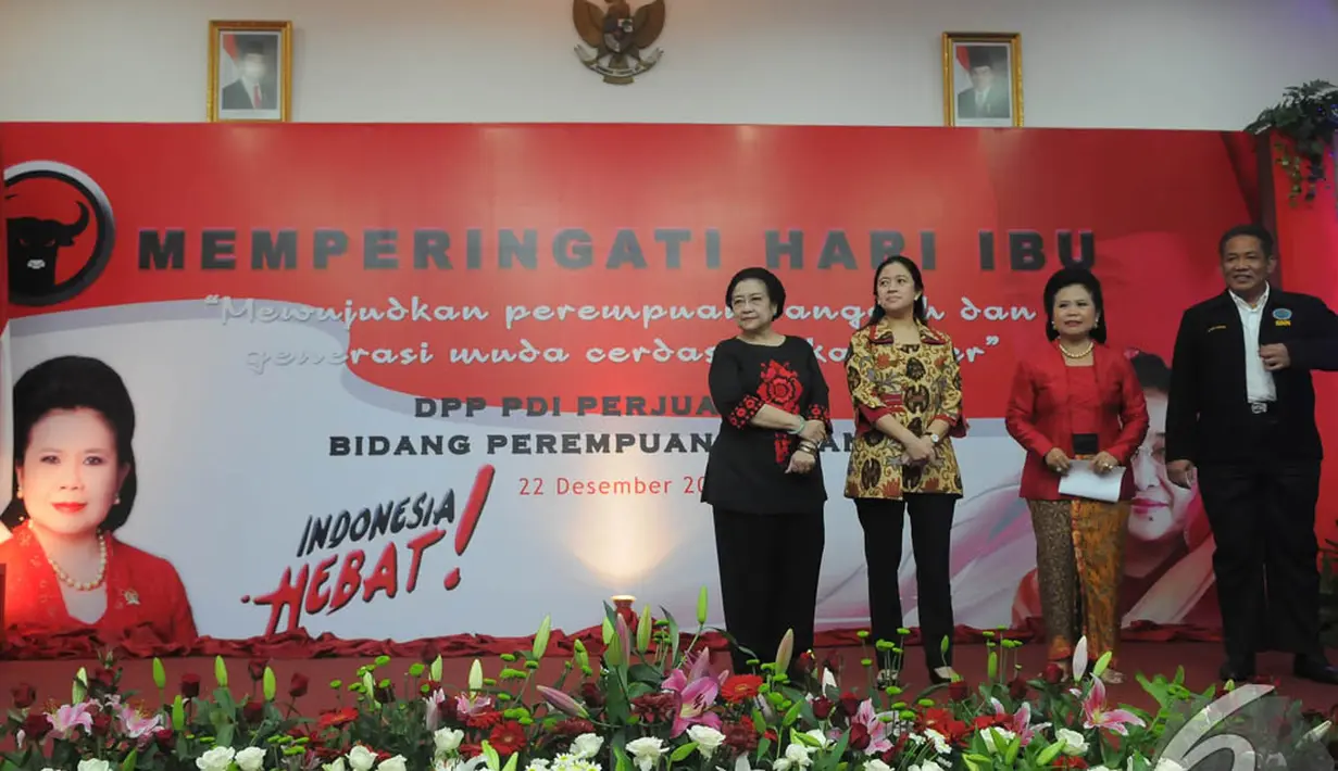 Ketua DPP PDIP Bidang Perempuan dan Anak Wiryanti Sukamdani (ketiga kanan) membacakan surat pernyataan sikap memerangi Narkoba dan HIV/AIDS di Peringatan Hari Ibu, Jakarta, Senin (22/12/2014). (Liputan6.com/Herman Zakharia) 