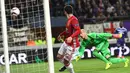 Proses terjadinya gol Manchester United yang dicetak Henrikh Mkhitaryan ke gawang Anderlecht pada laga Liga Europa di Stadion Constant Vanden Stock, Belgia, Kamis (13/4/2017). Kedua klub bermain imbang 1-1. (AFP/Emmanuel Dunand)